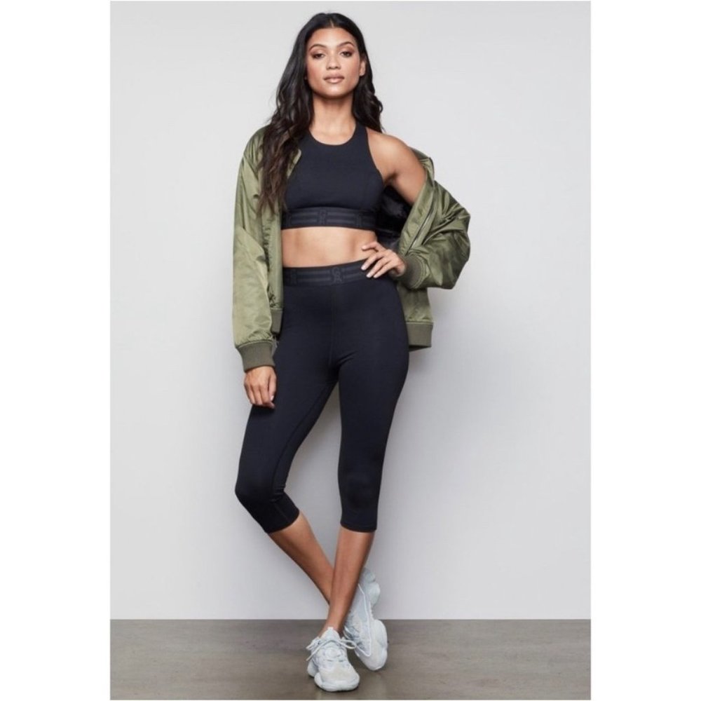 Good American The Icon Capri Legging in Black 001